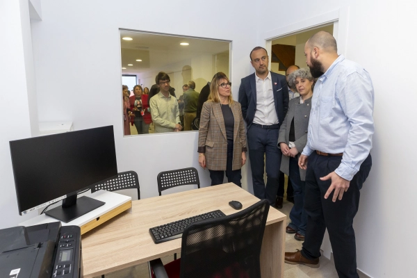 Imagen del artículo Eugenia Gómez visita las nuevas instalaciones del centro de día de la Fundación Amigó en Torrelavega