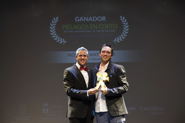 Imagen del artículo Zuloaga entrega a Nacho Solana el premio al mejor corto de Cantabria del Festival Internacional de Cine de Piélagos por 'No hay fantasmas'