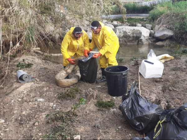 Imagen del artículo Interns del CIRE col·laboren en la retirada d'un vessament accidental d'oli vegetal i eviten que arribi al riu Besòs