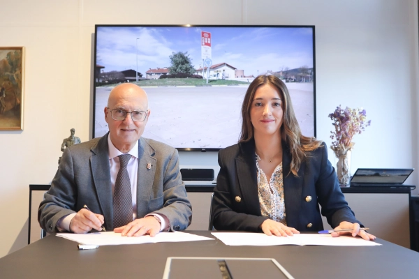 Imagen del artículo El Gobierno de Navarra y el Ayuntamiento del Valle de Egüés firman un convenio para renovar el firme de la travesía de Olaz