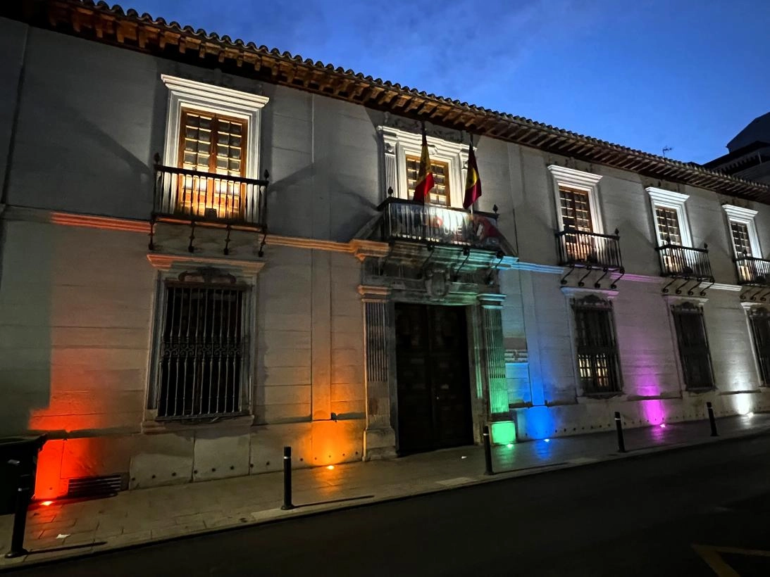 Imagen del artículo El Gobierno de Castilla-La Mancha visibiliza el Día del Orgullo LGTBI con la iluminación artística de la Delegación Provincial de Ciudad Real
