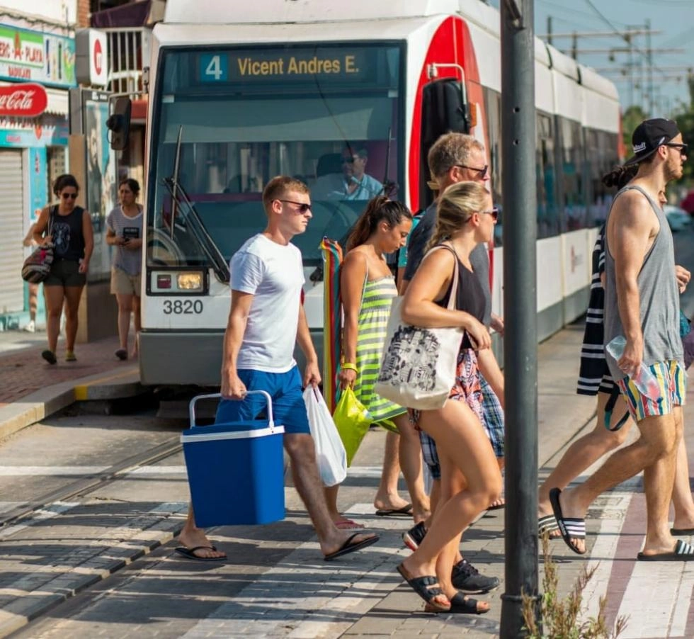 Imagen del artículo Metrovalencia ofrece cerca de 200 tranvías diarios de las Líneas 4, 6 y 8 en dirección a las playas de la ciudad de València
