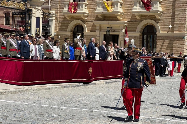 Imagen del artículo Robles destaca el compromiso de servicio público de los nuevos oficiales del Ejército de Tierra egresados hoy en Zaragoza