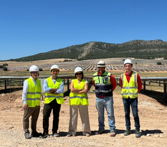 Imagen del artículo El director general de Energía visita las obras del complejo solar fotovoltaico del Valle de Ayora que tendrá capacidad para abastecer 50.000 hogares
