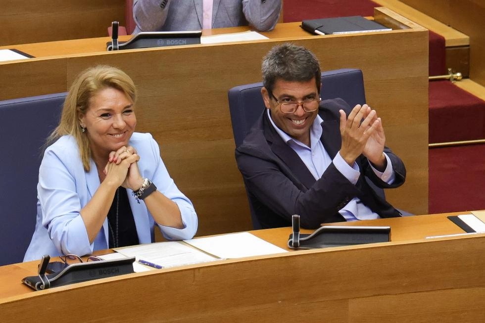 Imagen del artículo Carlos Mazón asiste al pleno de Les Corts que da luz verde a la tramitación del Plan de Simplificación Administrativa de la Generalitat como proyecto de ley