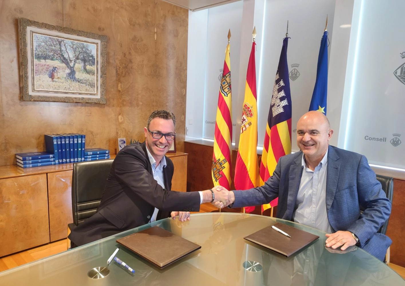 Imagen del artículo El Govern y el Consell de Eivissa firman dos convenios para pagar las deudas históricas en materia de residuos y por las entregas a cuenta