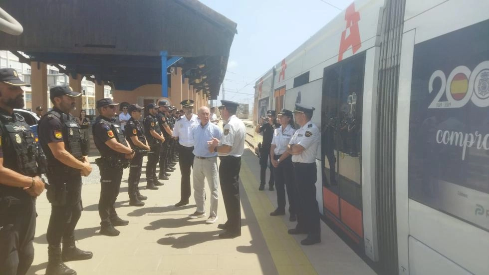Imagen del artículo TRAM d'Alacant se suma a la celebración del 200 aniversario del Cuerpo Nacional de Policía con la tematización de un tranvía