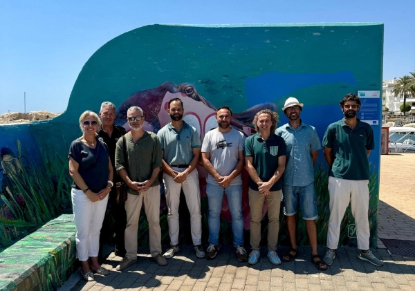 Imagen del artículo El proyecto LIFE AdaptCalaMillor aúna arte y medio ambiente a través de un mural que busca sensibilizar frente al cambio climático en el puerto de Cala Bona