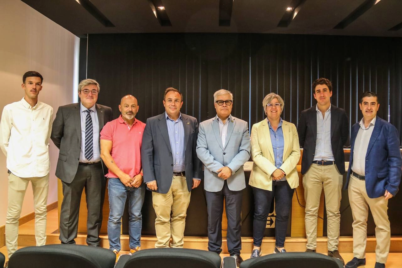 Imagen del artículo Junta, Universidad de Extremadura y cuatro empresas extremeñas firman un convenio para regular el uso de áridos reciclados en infraestructuras viarias