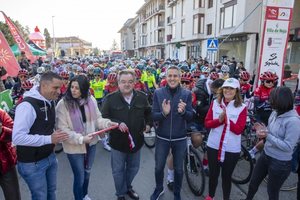 Imagen del artículo Zuloaga da la salida del Gran Premio Cantabria Deporte que inaugura la Copa de España de ciclismo femenino 2023