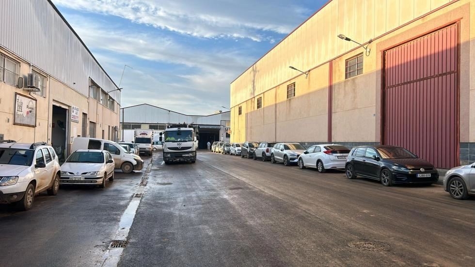 Imagen del artículo Un total de 125 operarios, 21 brigadas especializadas y 77 vehículos avanzan en la limpieza de las áreas industriales afectadas por la riada