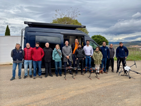 Imagen del artículo Navarra realiza una prueba de vuelo en la que intervienen varios drones y un helicóptero en un simulacro de rescate en Montejurra 

Enmarcada dentro del proyecto europeo U-ELCOME, en el que participan España, Italia y Francia, se han hecho coincidir en el mismo espacio aeronaves tripuladas y no tripuladas   	 		 		21/11/2024 		    		 			 			 				 						 							camera_alt