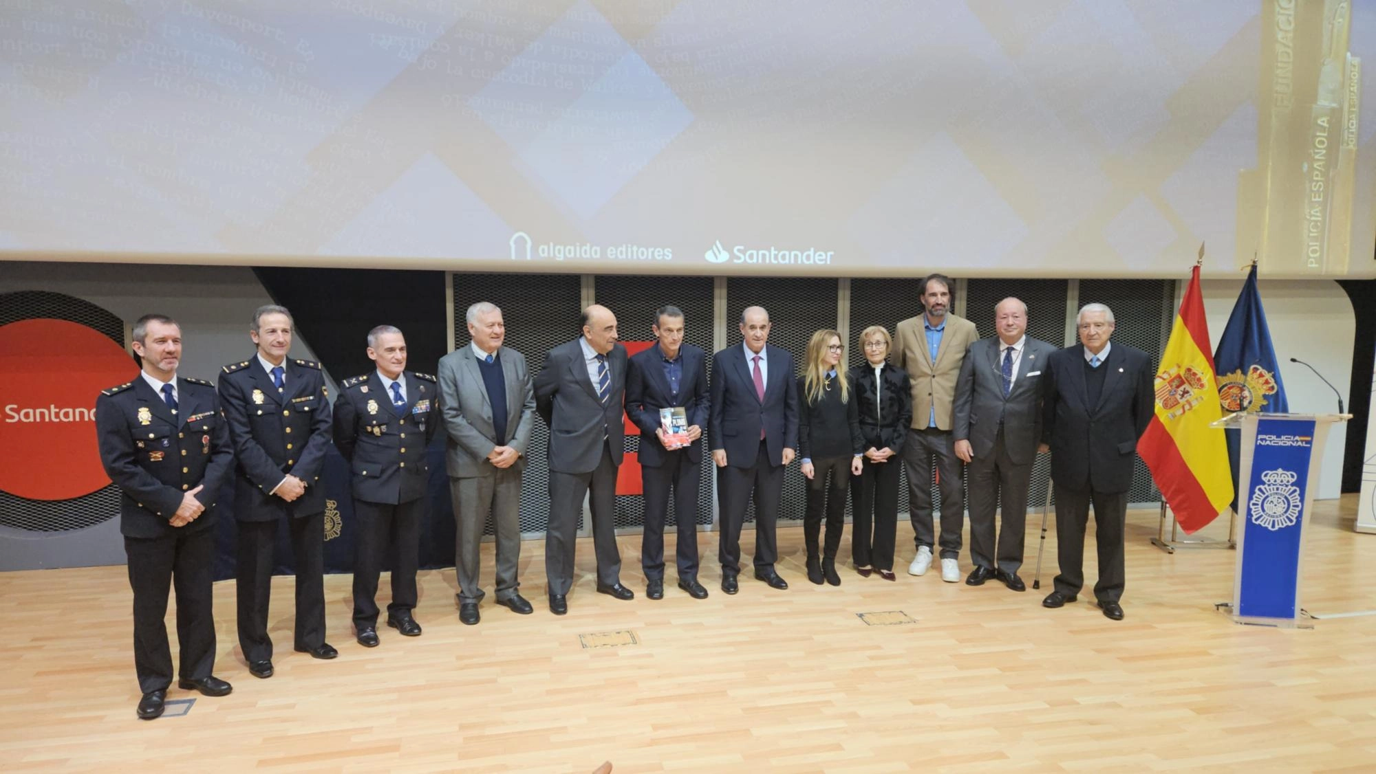 Image 2 of article Francisco José Jurado gana la VII Edición del Premio de Novela Policía Nacional con su obra Plomo en las alas