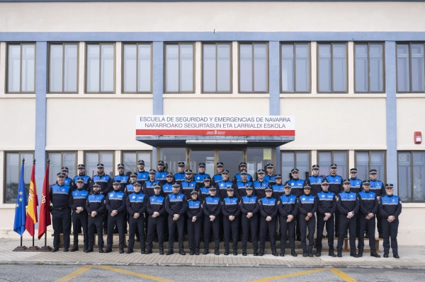 Imagen del artículo Un total de 42 agentes de Policía Local se incorporan al servicio tras superar el curso de ingreso en la Escuela de Seguridad 

Las y los efectivos están destinados a los cuerpos de policía de Pamplona, Valle de Egüés, Barañain, Corella, Villafranca, Cascante, Tudela y Burlada. Este mediodía ha tenido lugar la clausura del curso, en la que ha participado el director general de Interior, Salvador Díez   	 		 		28/11/2024 		    		 			 			 				 						 							camera_alt