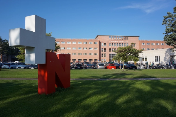 Imagen del artículo El Hospital Universitario de Navarra, uno de los 25 mejores hospitales públicos españoles según el Monitor de Reputación Sanitaria Entra por primera vez entre los 100 mejores el Hospital Reina Sofía de Tudela (94) y dos servicios del HUN, Análisis Clínicos (10) y Geriatría (6), se sitúan entre los 10 mejores de España de sus especialidades   	 		 		28/11/2024 		    		 			 			 				 						 							camera_alt