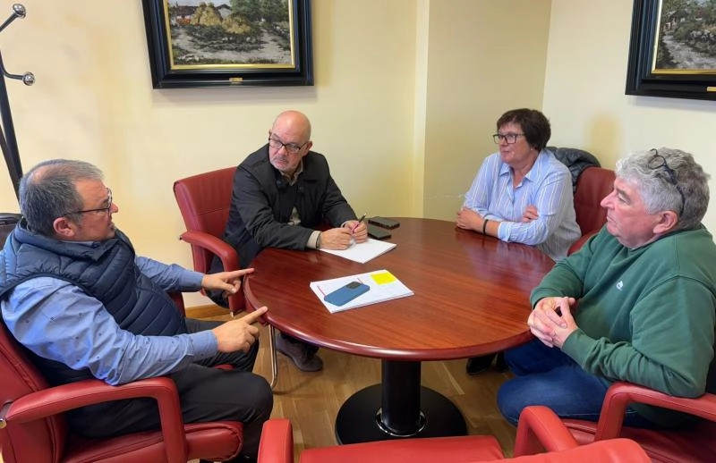 Imagen del artículo Eladio Santos analiza en Sandiás las ayudas recibidas por los regantes del municipio a través del PERTE de digitalización del ciclo del agua