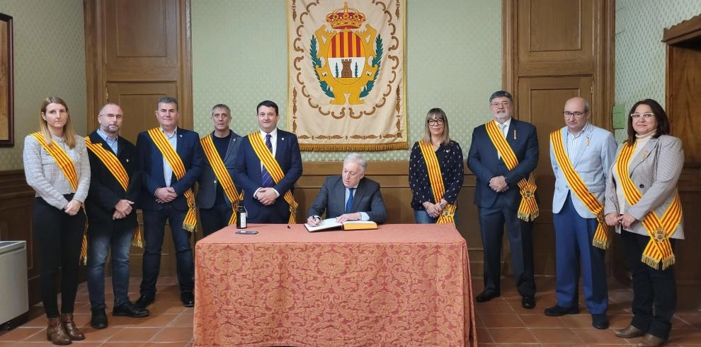 Imagen del artículo Octavio López firma en el Libro de Honor de Alcañiz