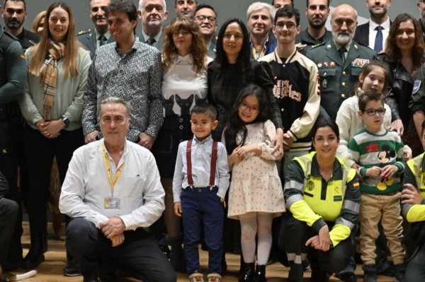 Image 1 of article La directora general, Mercedes González, presenta el calendario solidario de la Guardia Civil 2025 a favor de la Asociación Española de Esclerosis Tuberosa