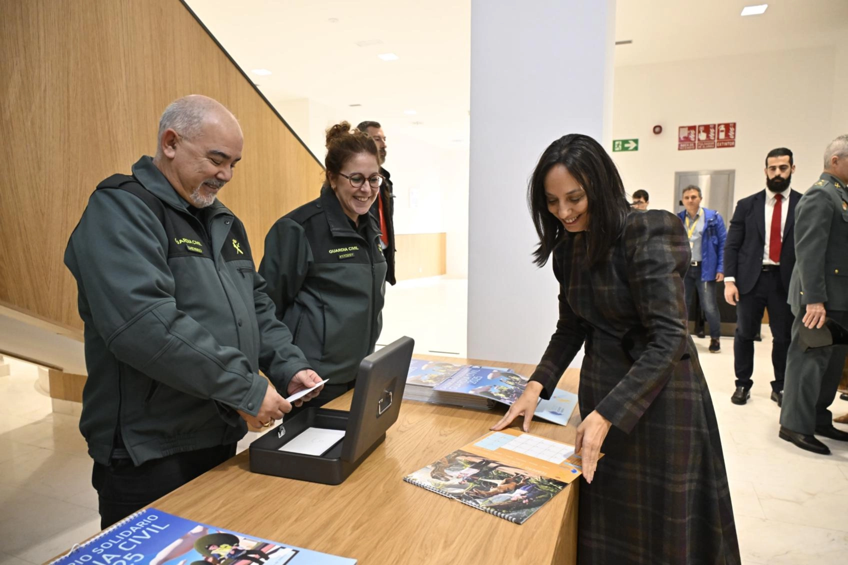 Image 3 of article La directora general, Mercedes González, presenta el calendario solidario de la Guardia Civil 2025 a favor de la Asociación Española de Esclerosis Tuberosa