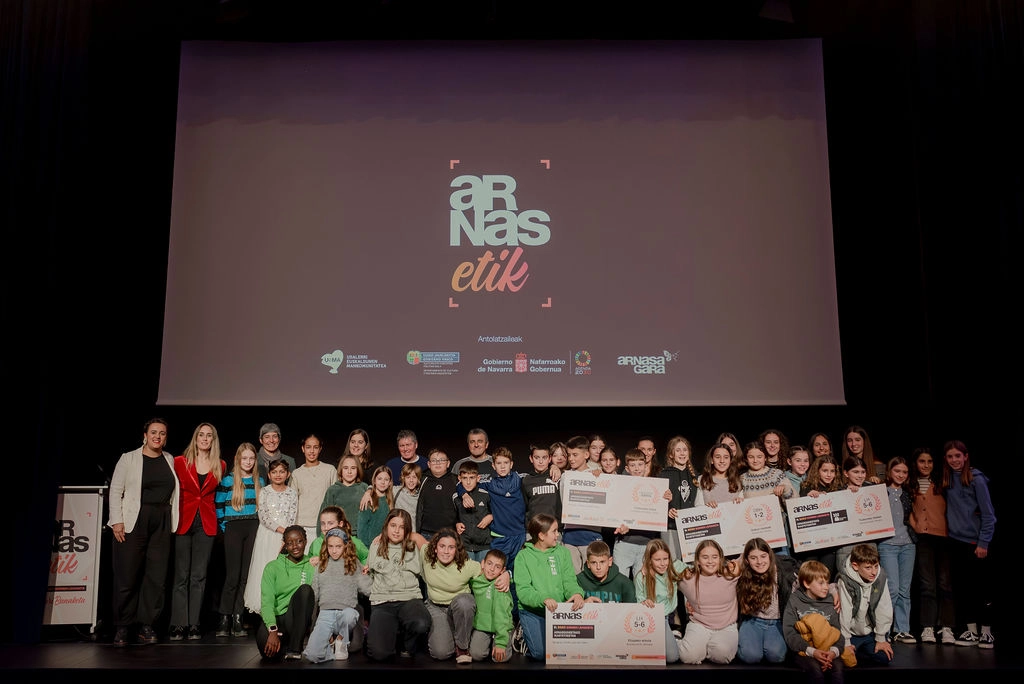 Imagen del artículo El concurso de videocreación 'Arnasetik', dirigido a jóvenes de los municipios euskaldunes o arnasguneak, recibe 260 vídeos 

El Gobierno de Navarra, el Gobierno Vasco y la Mancomunidad de Municipios Euskaldunes-UEMA han organizado la IIIª edición de este certamen, dirigido a la juventud, que recientemente ha entregado sus premios en Bergara   	 		 		06/12/2024 		    		 			 			 				 						 							camera_alt