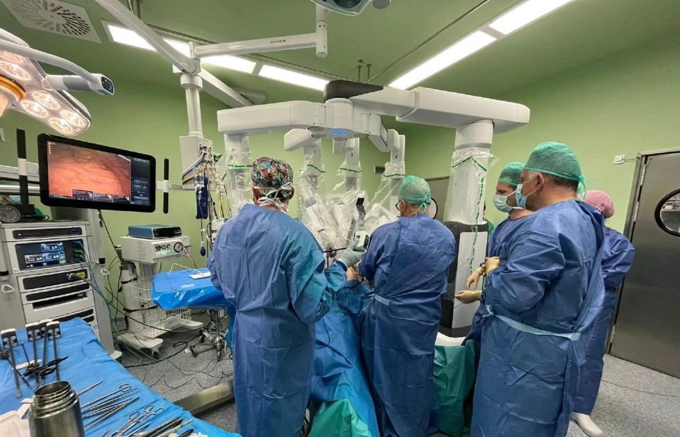 Imagen del artículo El Hospital Doctor Balmis realiza por primera vez en la Comunitat una técnica novedosa para pacientes con obesidad extrema mediante cirugía robótica