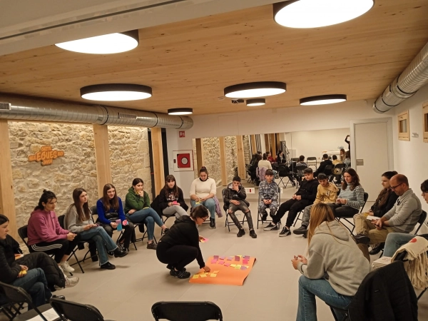 Imagen del artículo Arrancan los foros participativos de jóvenes para diseñar la nueva Estrategia de Juventud 

Un encuentro joven en Pamplona da continuidad a los ya realizados en Sarriguren y Elizondo que sumarán veinte reuniones para abordar temáticas como la vivienda, el empleo, el ocio alternativo, la igualdad y la diversidad   	 		 		11/12/2024 		    		 			 			 				 						 							camera_alt