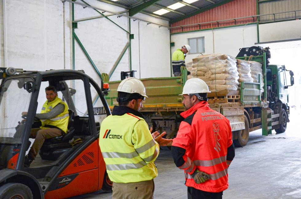 Imagen del artículo Emergencias recibe 9.900 kilos del aditivo aglutinante para facilitar la extracción de lodos en garajes y anuncia la llegada de 7.500 más