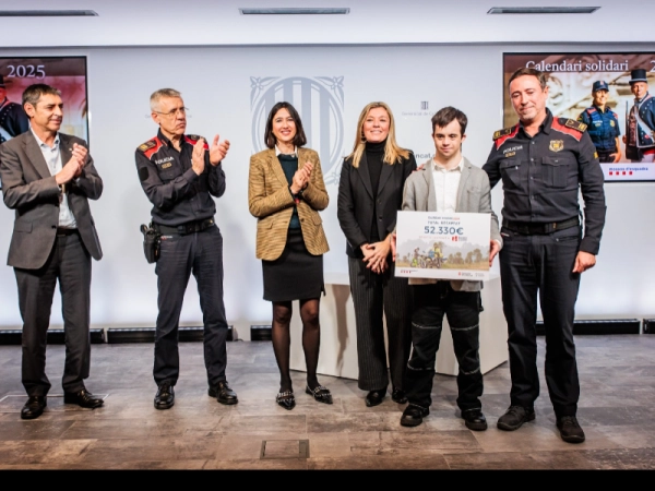 Imagen del artículo La consellera Parlon presenta el Calendari Solidari 2025 dels Mossos d'Esquadra