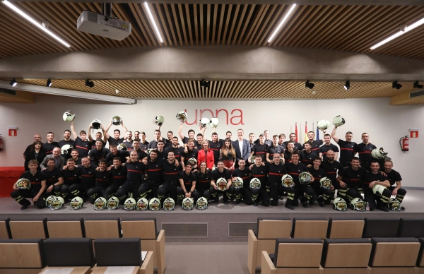 Imagen del artículo 53 profesionales se incorporarán en enero a siete parques de Navarra tras finalizar el curso de ingreso básico de bomberos y bomberas 

La consejera López ha entregado los diplomas a la nueva promoción, que finaliza la formación iniciada en marzo en la Escuela de Seguridad y Emergencias de Navarra   	 		 		13/12/2024 		    		 			 			 				 						 							camera_alt