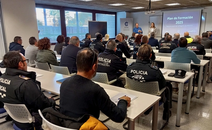 Imagen del artículo Los más de 2.200 agentes de Policía Local de la Región se formarán en ciberviolencia de género y reconstrucción de accidentes en 2025