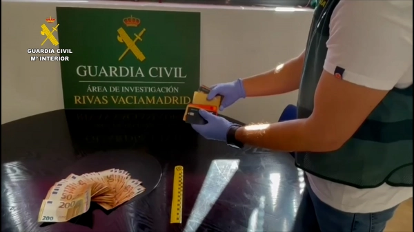 Image 0 of article Desmantelado un grupo criminal que hurtaba tarjetas bancarias por el método del 'cambiazo'