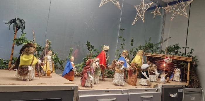 Image 1 of article El SALUD felicita la Navidad con la imagen de un belén realizado por el servicio de Personal del Hospital de Barbastro