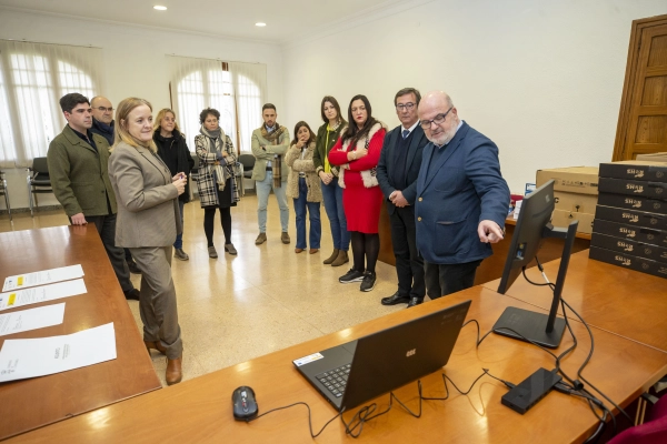 Image 1 of article Urrutia entrega en Santa María de Cayón ocho de los casi 600 puestos de trabajo inteligentes que el Gobierno está habilitando en 97 ayuntamientos de la región