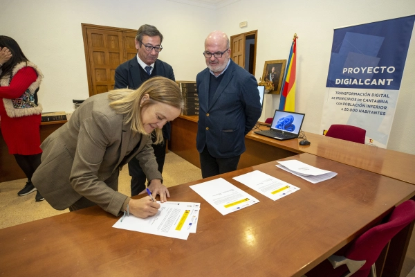 Image 2 of article Urrutia entrega en Santa María de Cayón ocho de los casi 600 puestos de trabajo inteligentes que el Gobierno está habilitando en 97 ayuntamientos de la región