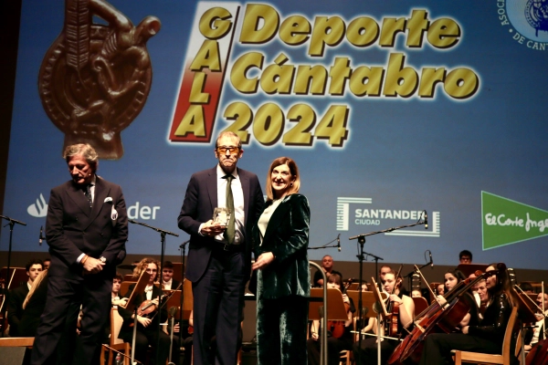 Image 1 of article Buruaga entrega el Premio 'Juan Manuel Gozalo' de la Gala del Deporte al exjugador de baloncesto José Luis Llorente