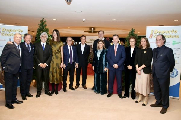 Image 3 of article Buruaga entrega el Premio 'Juan Manuel Gozalo' de la Gala del Deporte al exjugador de baloncesto José Luis Llorente