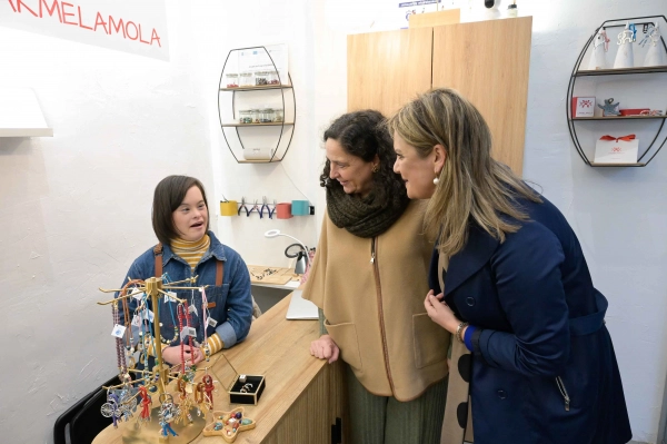 Image 1 of article Belén do Campo destaca o exemplo de inclusion laboral de Carmen Álvarez  como emprendedora no marco de Artesanía de Galicia