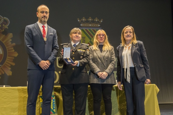 Image 1 of article Urrutia agradece la dedicación de la Policía Nacional en la defensa de la libertad y la seguridad de la sociedad en la entrega de la Medalla de Honor de Torrelavega