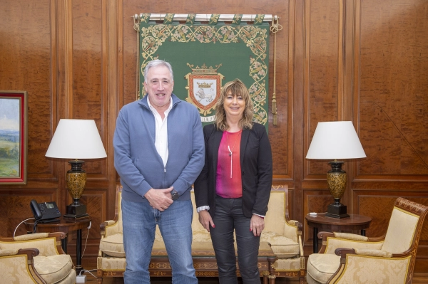 Imagen del artículo Gobierno de Navarra y Ayuntamiento de Pamplona trabajarán en común los planes de convivencia de ambas instituciones 

La vicepresidenta Ana Ollo y el alcalde Joseba Asiron mantienen un encuentro en torno a la colaboración institucional en memoria, convivencia, impulso de la capitalidad mundial de la pelota y euskera   	 		 		10/01/2025 		    		 			 			 				 						 							camera_alt