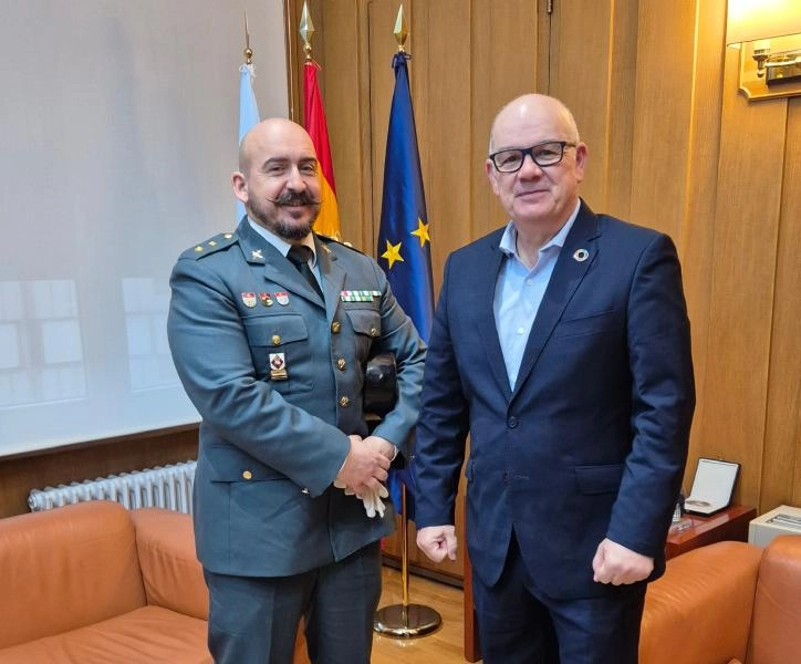 Imagen del artículo Eladio Santos recibe al teniente coronel Rafael Berguillo tras la adjudicación definitiva del cargo de jefe de la Comandancia de la Guardia Civil de Ourense