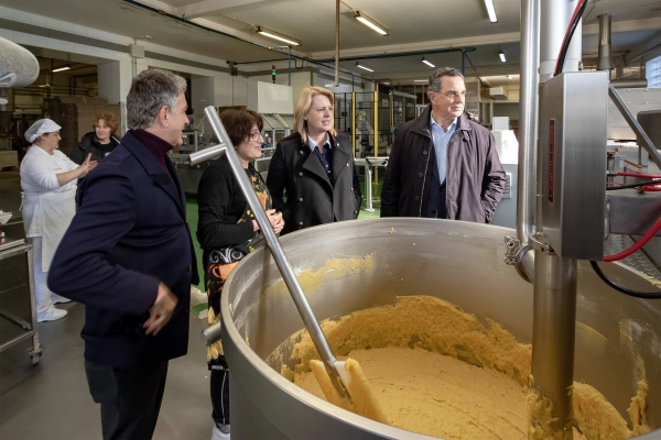 Imagen del artículo Susinos destaca la excelencia de los productos agroalimentarios bajo el sello IGP en su visita a Casa El Macho