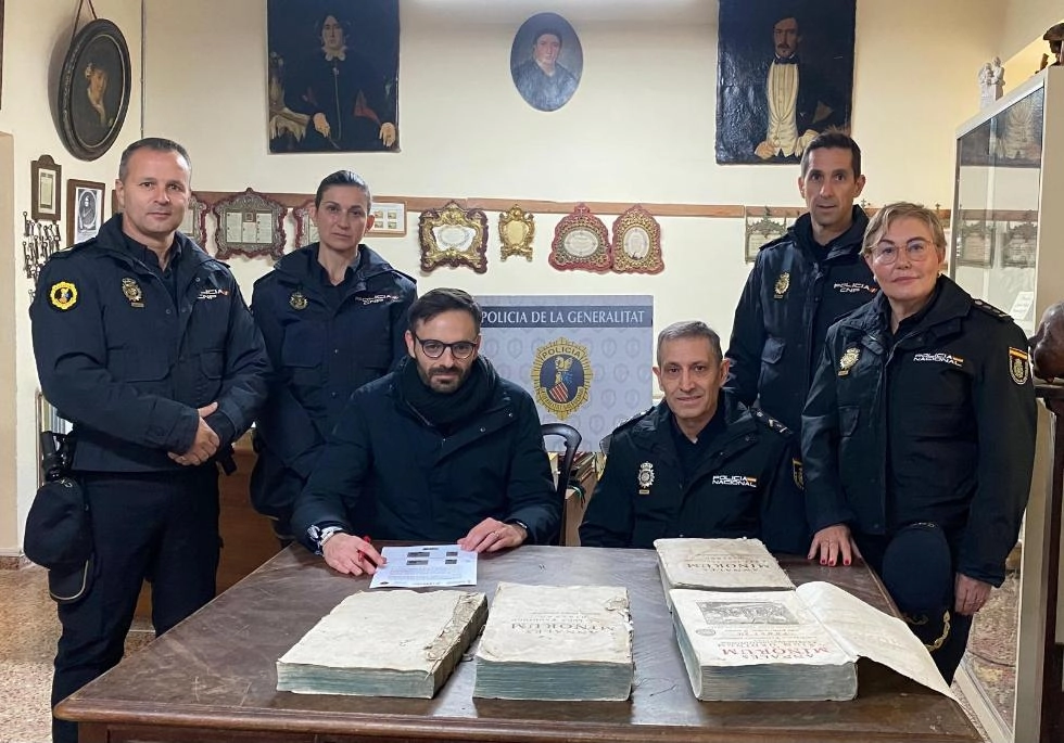 Imagen del artículo La Policía de la Generalitat interviene cuatro libros del siglo XVIII robados de la Biblioteca Franciscana del Monasterio de Santo Espíritu de Gilet