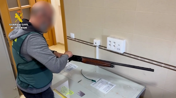 Image 2 of article Detenido por disparar con una escopeta desde el balcón de su vivienda en Alicante