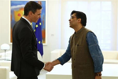Imagen del artículo Pedro Sánchez se reúne con el director ejecutivo de Oxfam Internacional, Amitabh Behar