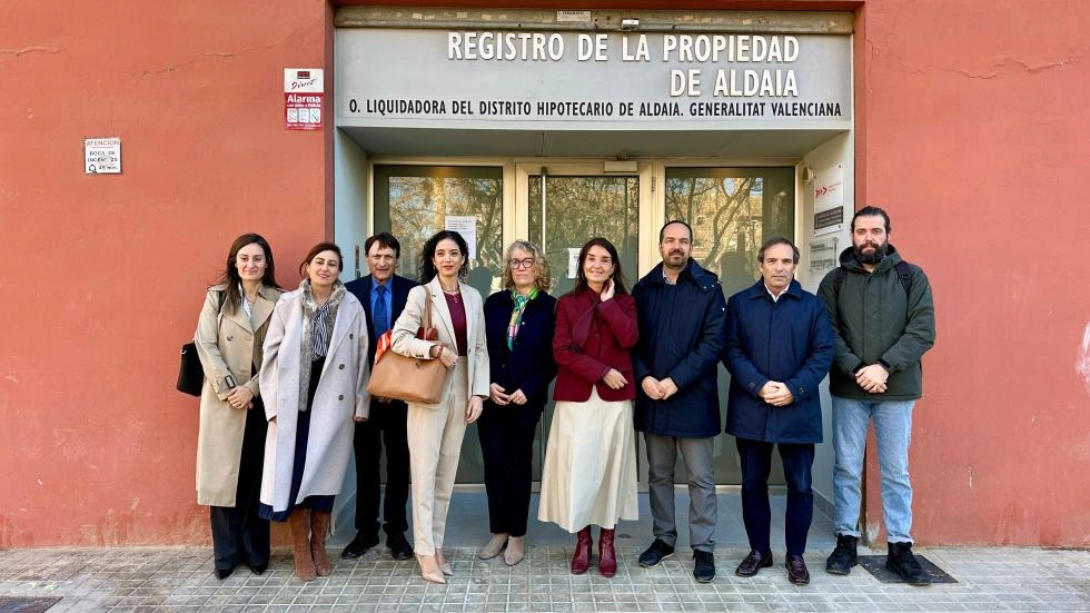 Image 0 of article Ruth Merino visita la Oficina Liquidadora de Aldaia afectada por la riada y agradece al personal su esfuerzo y dedicación ante la campaña de la Renta