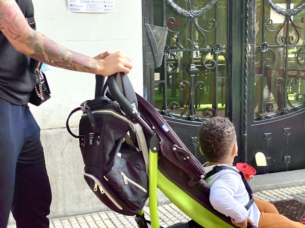 Imagen del artículo El Ministerio de Inclusión y la Fundación la Caixa renuevan su colaboración para el programa 'Tiende una mano. Acoge' que facilita la inclusión de personas refugiadas