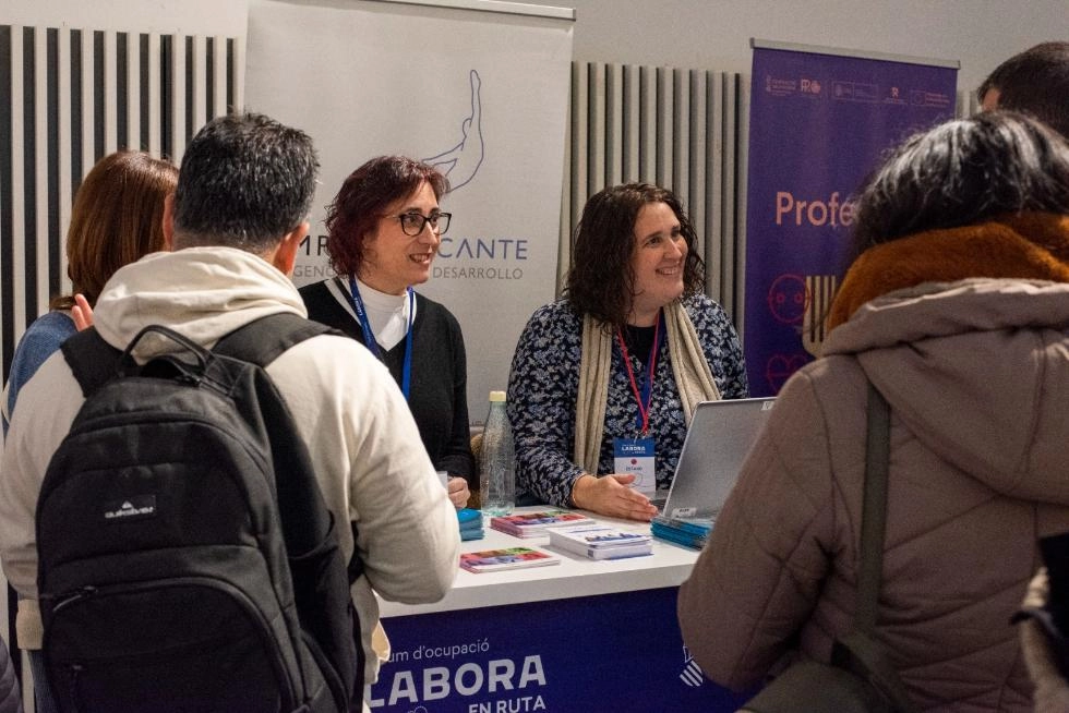 Imagen del artículo Antonio Galvañ participa en el foro Labora en Ruta de Alicante en el que empresas de la zona ofrecen 120 puestos de trabajo