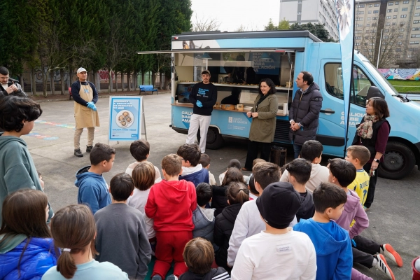 Image 1 of article A campaña Galicia Sabe Amar divulga entre os alumnos do Ceip Alborada o mellor sabor das rías galegas e os beneficios para a saúde que hai detrás do seu consumo