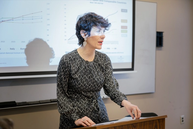 Imagen del artículo La ministra Elma Saiz ofrece una conferencia en la Universidad de Columbia sobre el modelo migratorio español y datos sobre su impacto en el crecimiento económico