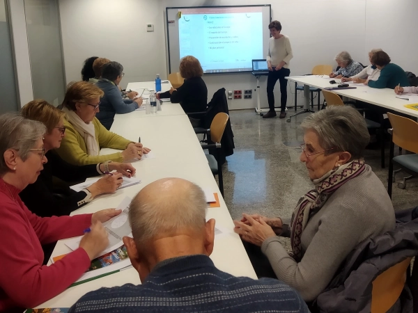 Imagen del artículo La Escuela de Salud Navarra ofrece entre febrero y mayo 13 talleres sobre crianza, envejecimiento, cuidados, enfermedades crónicas y bienestar emocional 

El año pasado 753 personas asistieron a los 25 cursos organizados por este proyecto del ISPLN   	 		 		11/02/2025 		    		 			 			 				 						 							camera_alt